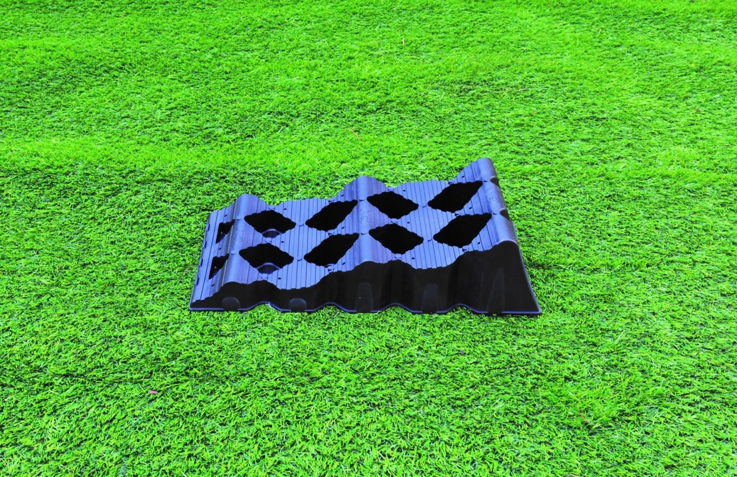 Milenco MGI Mini T1 Levelling Ramps (Pair) 2 Milenco MGI Mini T1 Levelling Ramps (Pair) - Image 2