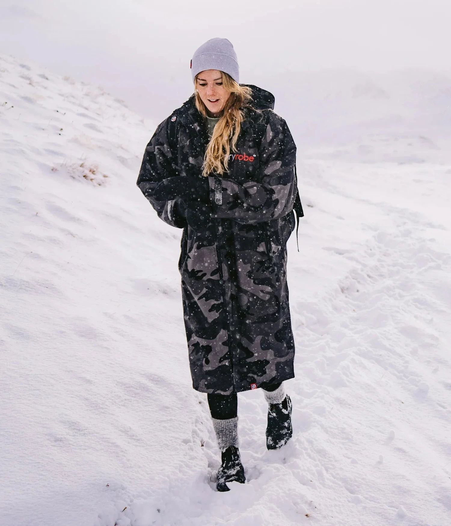 Dryrobe Advance Long Sleeve Black Camouflage - RECYCLED 13 Dryrobe Advance Long Sleeve Black Camouflage - RECYCLED - Image 13