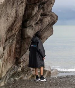 Dryrobe Advance Kids Long Sleeve BLACK BLUE - RECYCLED 9 Dryrobe Advance Kids Long Sleeve BLACK BLUE - RECYCLED -Outdoor Camping Discount LS Black Blue Kids 3 2024x2024 067c431d 9d12 4d4d a5e1 8c08bd7cd980