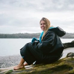 Dryrobe Advance Long Sleeve BLACK BLUE - RECYCLED -Outdoor Camping Discount LS DA BB Katy TheraSea 27 2024x2024 d7c47d00 2cc8 4237 8677 5a6f5e71e57c