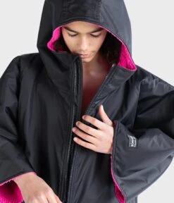 Dryrobe Advance Kids Short Sleeve BLACK PINK 11 Dryrobe Advance Kids Short Sleeve BLACK PINK -Outdoor Camping Discount SS Black Pink 2 2024x2024 81801ca3 1b6d 459e b1fc 8f950ca21792