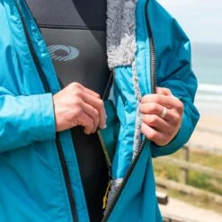 Osprey Unisex Changing Robe Teal -Outdoor Camping Discount su4052 56 changing robe lifestyle 2